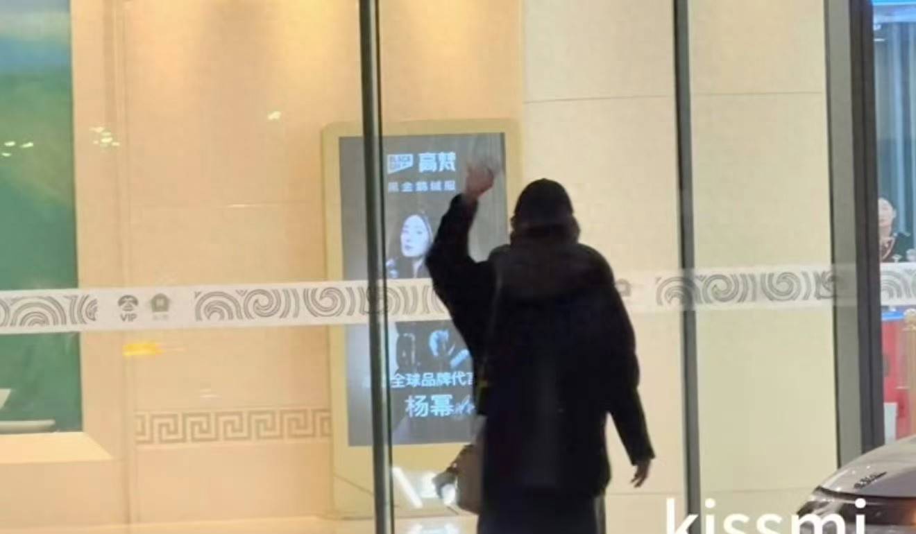 原创            杨幂真实素颜曝光！凌晨出现在机场，发顶稀疏瘪嘴凹脸，干瘪无力