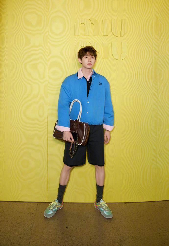 王源亮相MiuMiu 2025时装秀，粉蓝撞色造型在人群中格外亮眼！