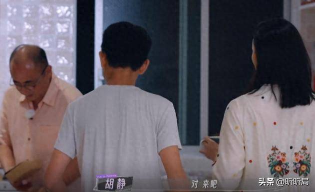 原创            胡静16岁的儿子居然还没她高？空有长相的他，是否让人烦恼呢