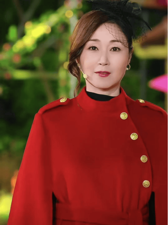 “43寸长腿女神”万绮雯罕见现身，被赞颜值更胜从前，如今过世外桃源生活