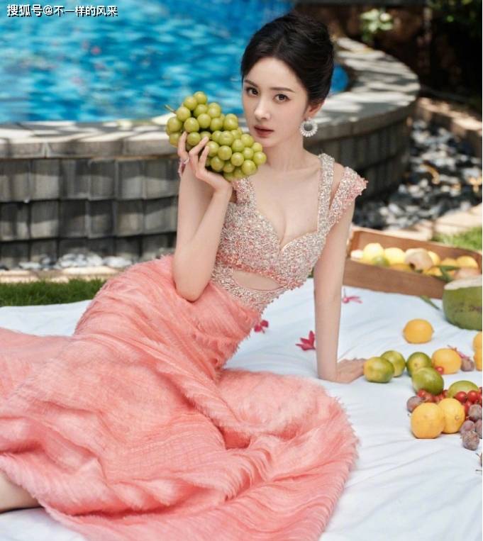 杨幂不愧是最有想法的女神，身穿粉色紧身礼服变身水果女王！