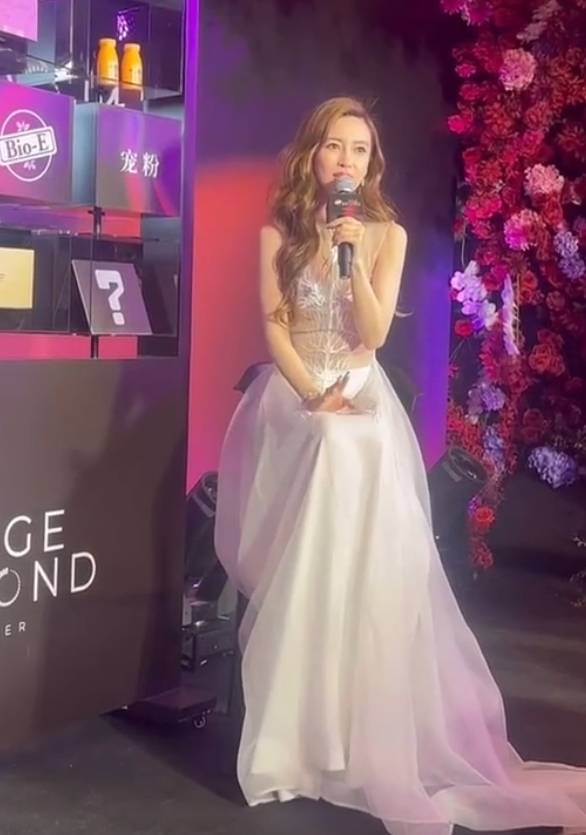 Angelababy一袭白裙出席活动 笑容温婉大方状态佳