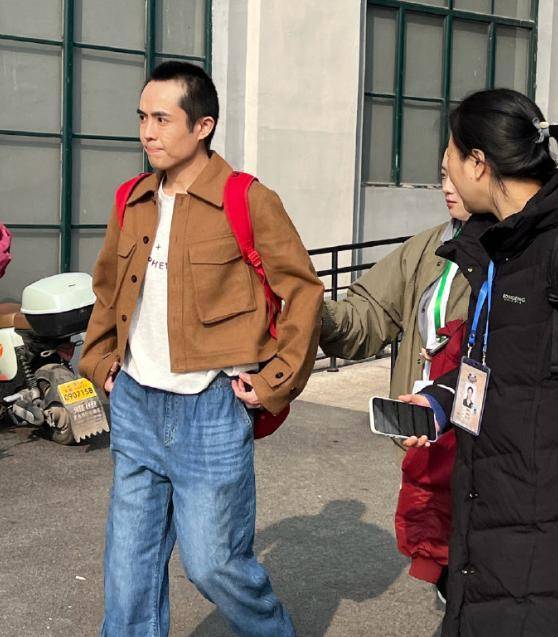 原创            演员王星回国后首亮相，顶着寸头录制新综艺，女友嘉嘉暖心陪同！