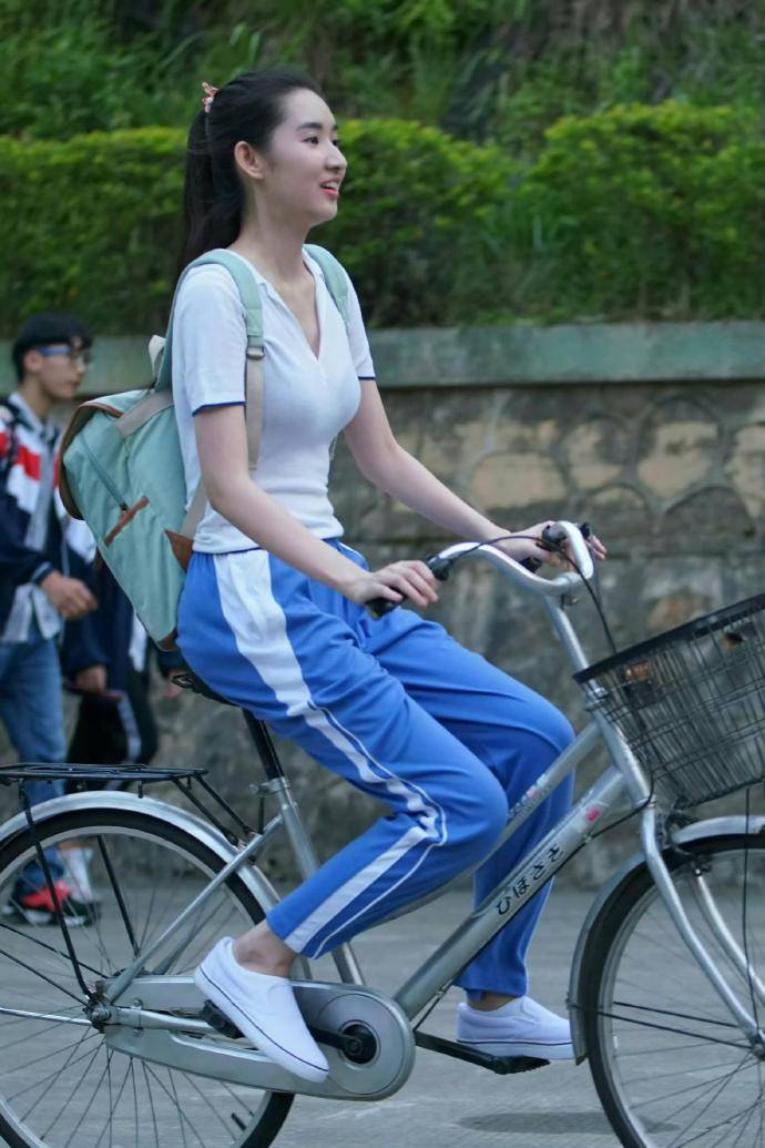 王玉雯青春剧校服剧照,谁家高中生穿这么漂亮，会不会影响别人学习！