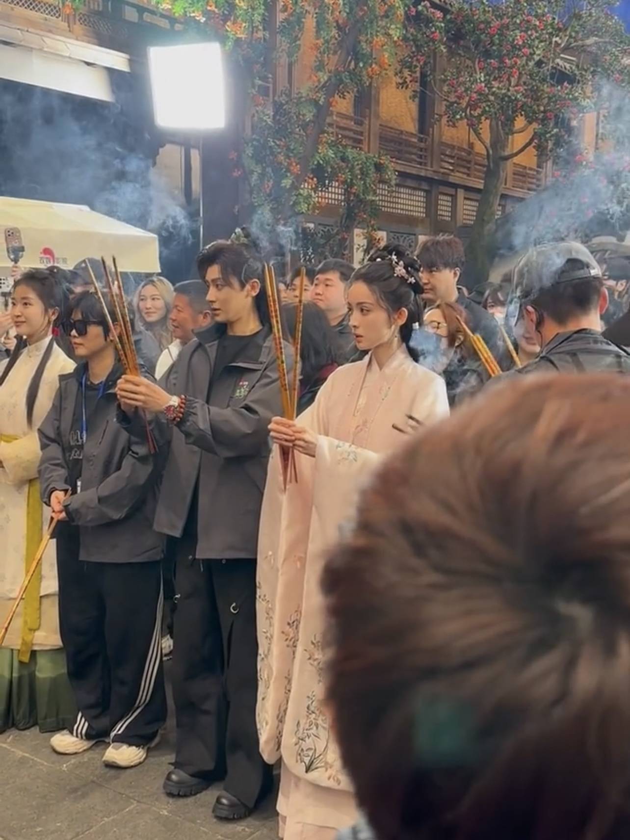 古力娜扎侯明昊新剧开机同框 男帅女美颜值爆表