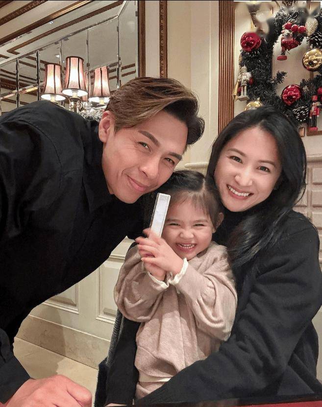 TVB“御用奸角”男星被美女花旦骑在脖子上！遭3岁女儿质问！无奈解释！