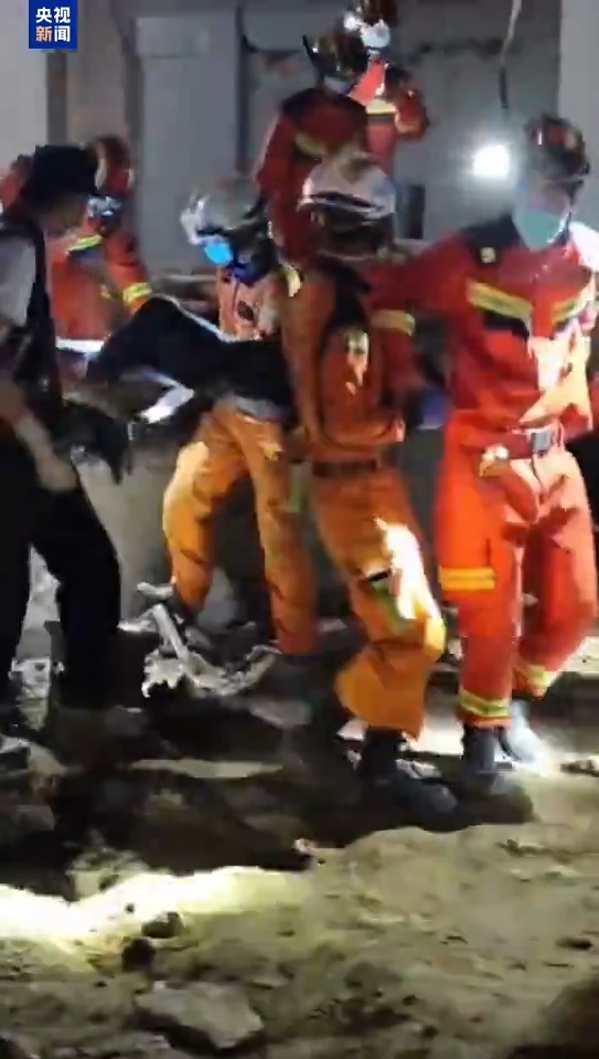 中国云南救援医疗队在缅甸内比都救出1名幸存者 获救现场