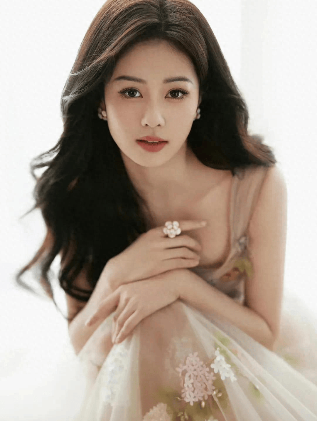 原创            白鹿花瓣刺绣纱裙造型惊艳亮相,新剧《北上》直播再掀热潮