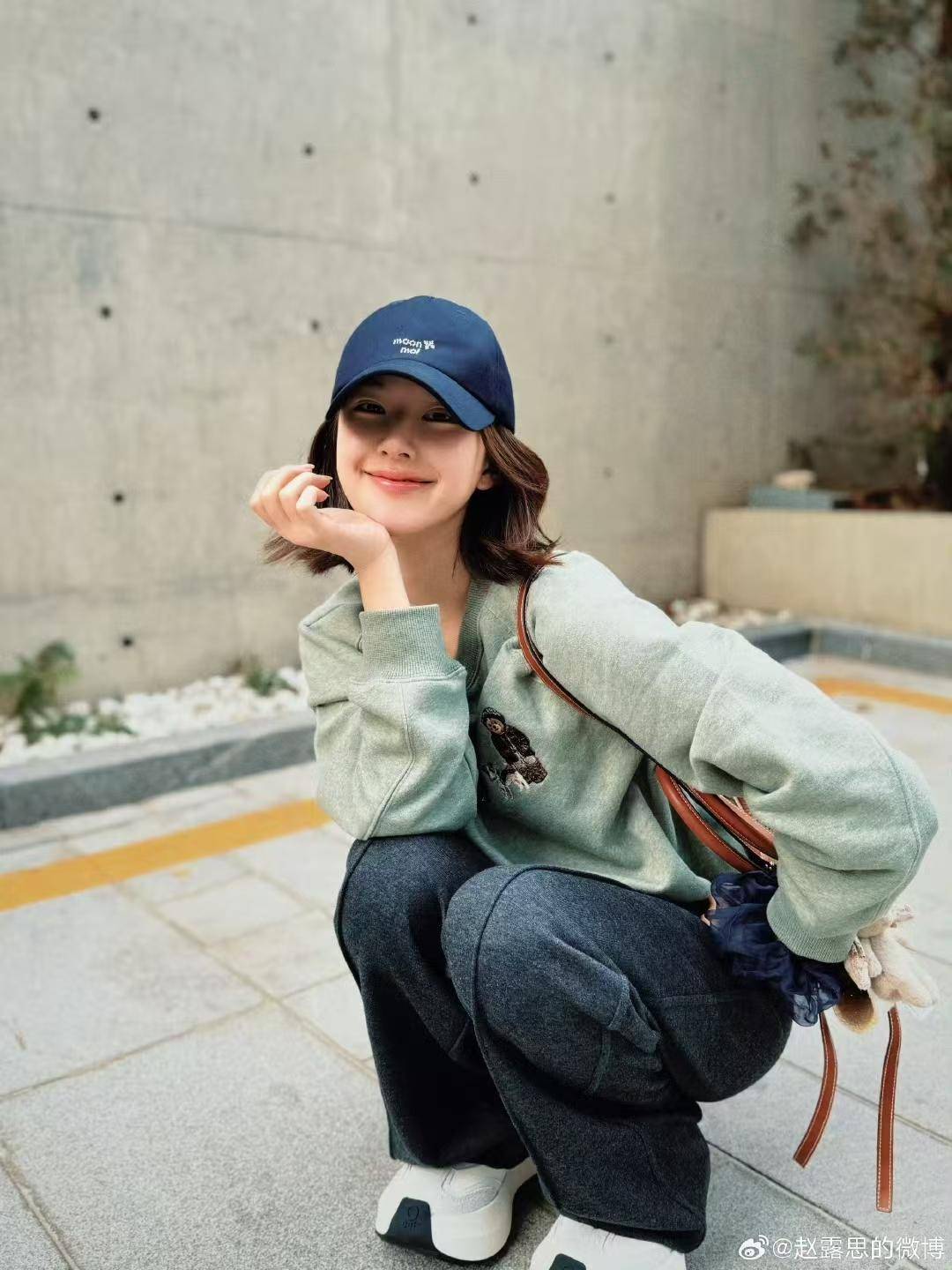 赵露思大批量取关引热议，不必过度解读明星的社交自由丨文艺评论