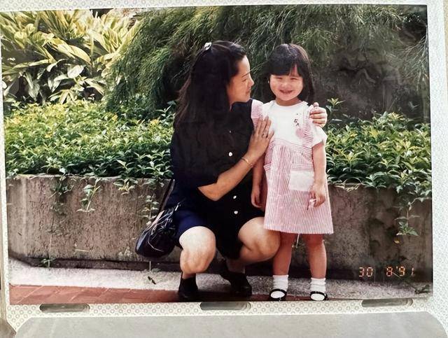 裕美晒母亲旧照，自曝母亲曾是酒廊歌手，与天后梅艳芳同期