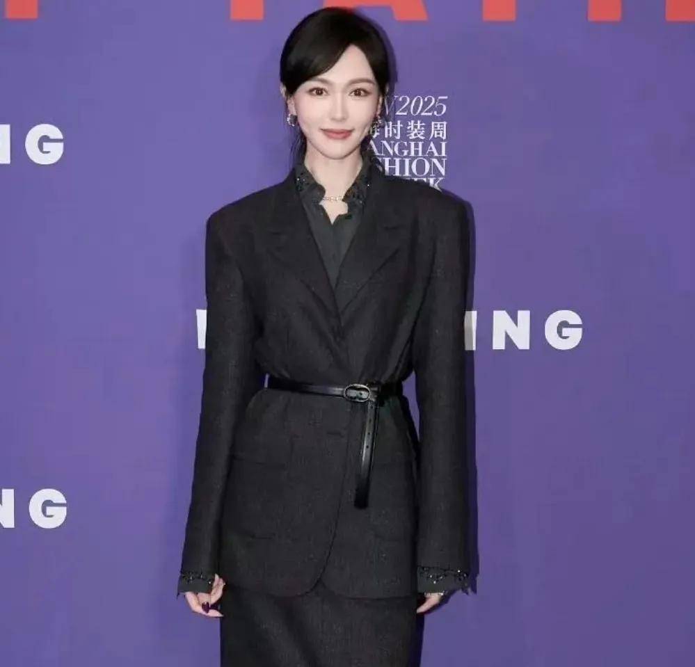 原创            41岁唐嫣最新露面状态佳，谈新剧被质疑念稿子，牙齿问题引热议