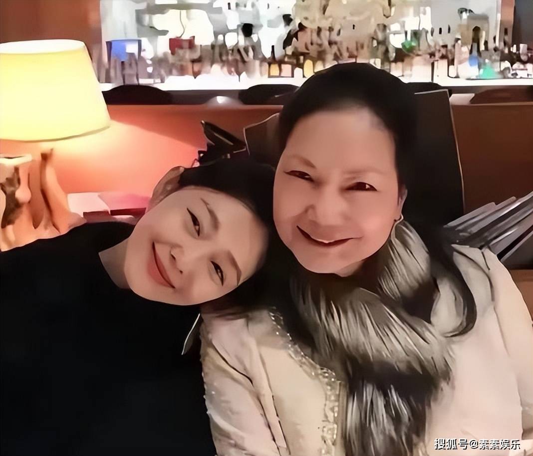 原创            具俊晔迟迟不肯安葬大S，S妈深夜无心睡眠，靠织毛衣打发时间