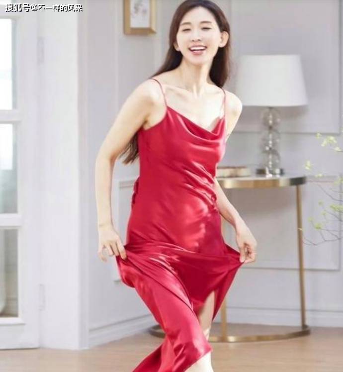 最美不过放飞天性的林志玲,身穿红色吊带连衣裙魅力出众!