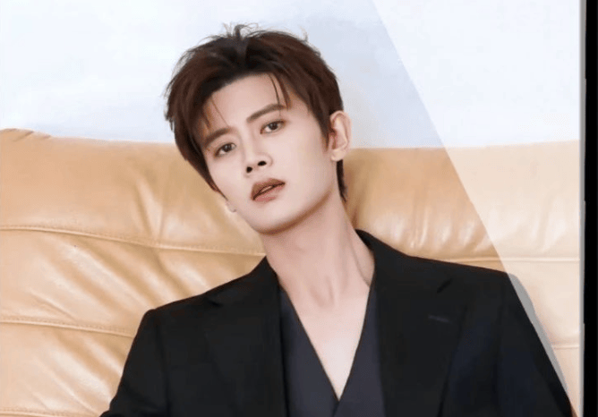 阳光可爱英俊帅气的任嘉伦