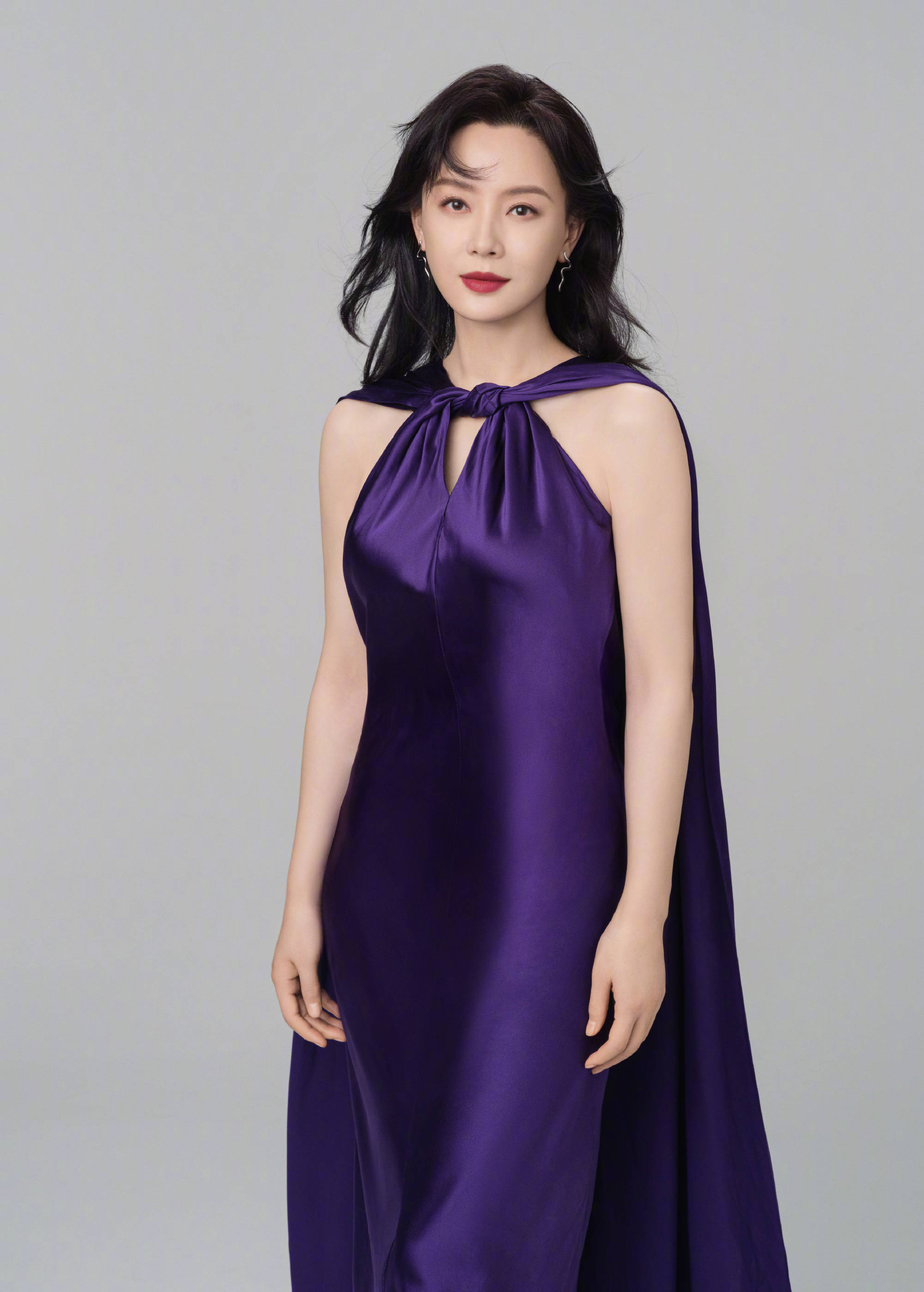 陈数穿紫色斗蓬裙神秘而又优雅！眼神温柔红唇吸睛