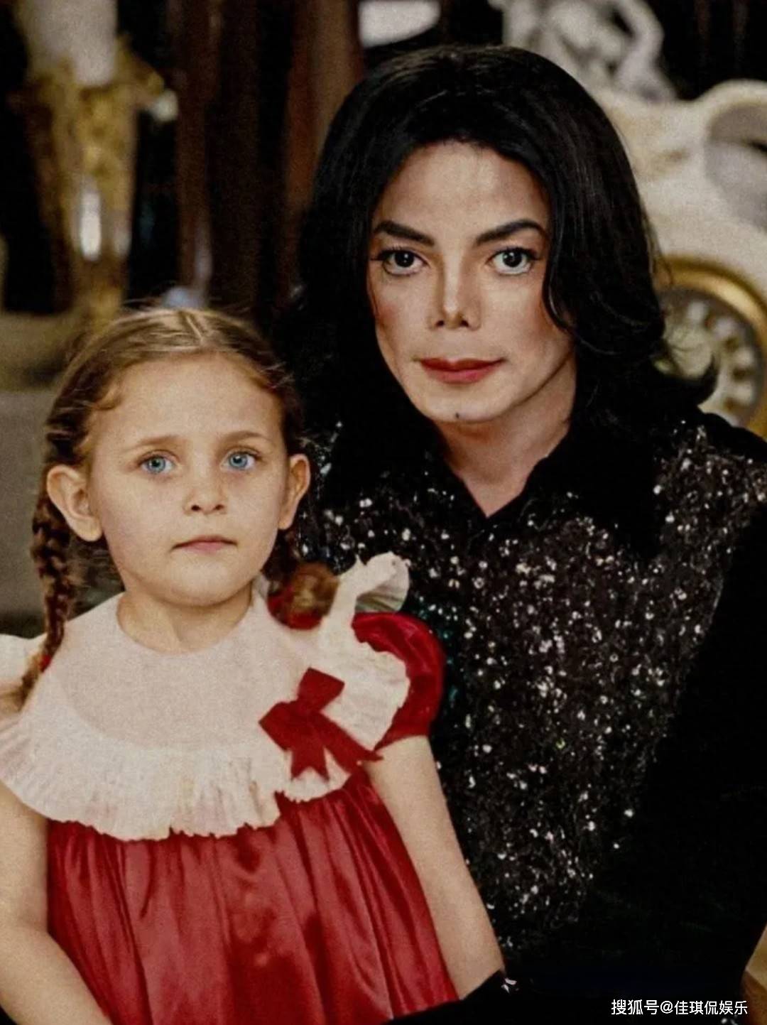 原创            巴黎街头惊现"行走的荷尔蒙"！天王之女穿透视装引发全网热议