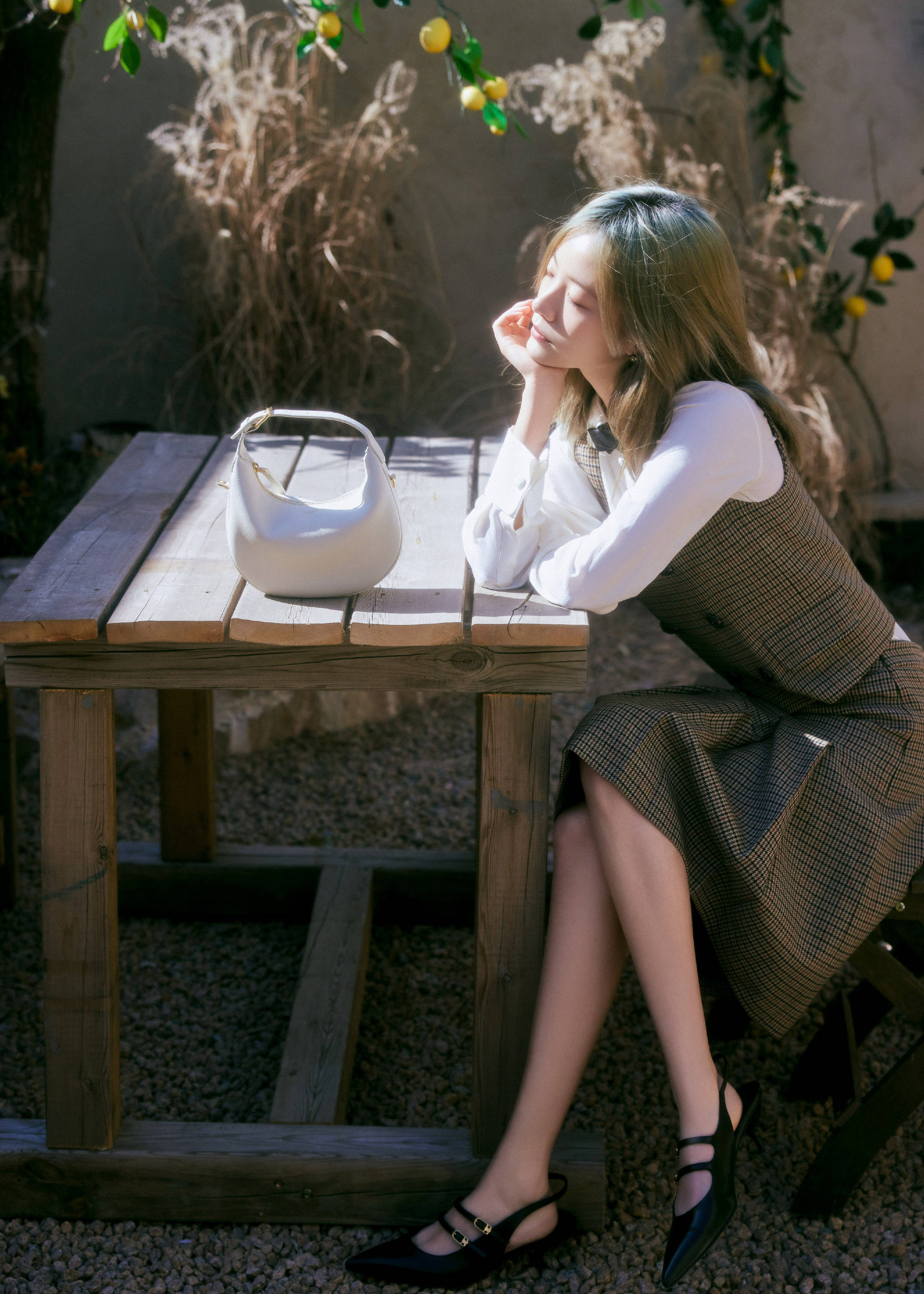 李庚希更新美照少女感十足 坐庭院里沐浴阳光悠闲惬意