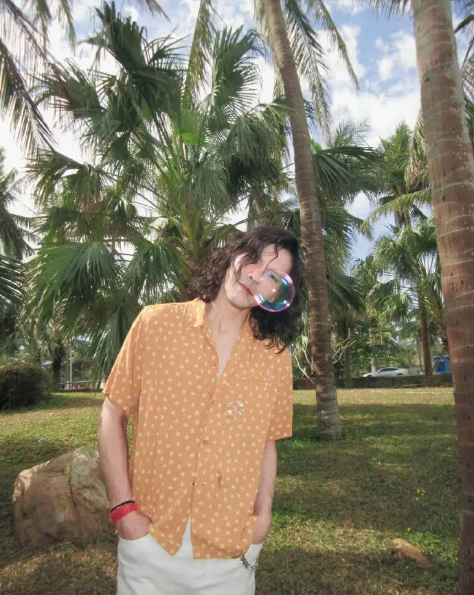 向佐穿花衬衣在海边度假 化精致晒伤妆眼神迷离