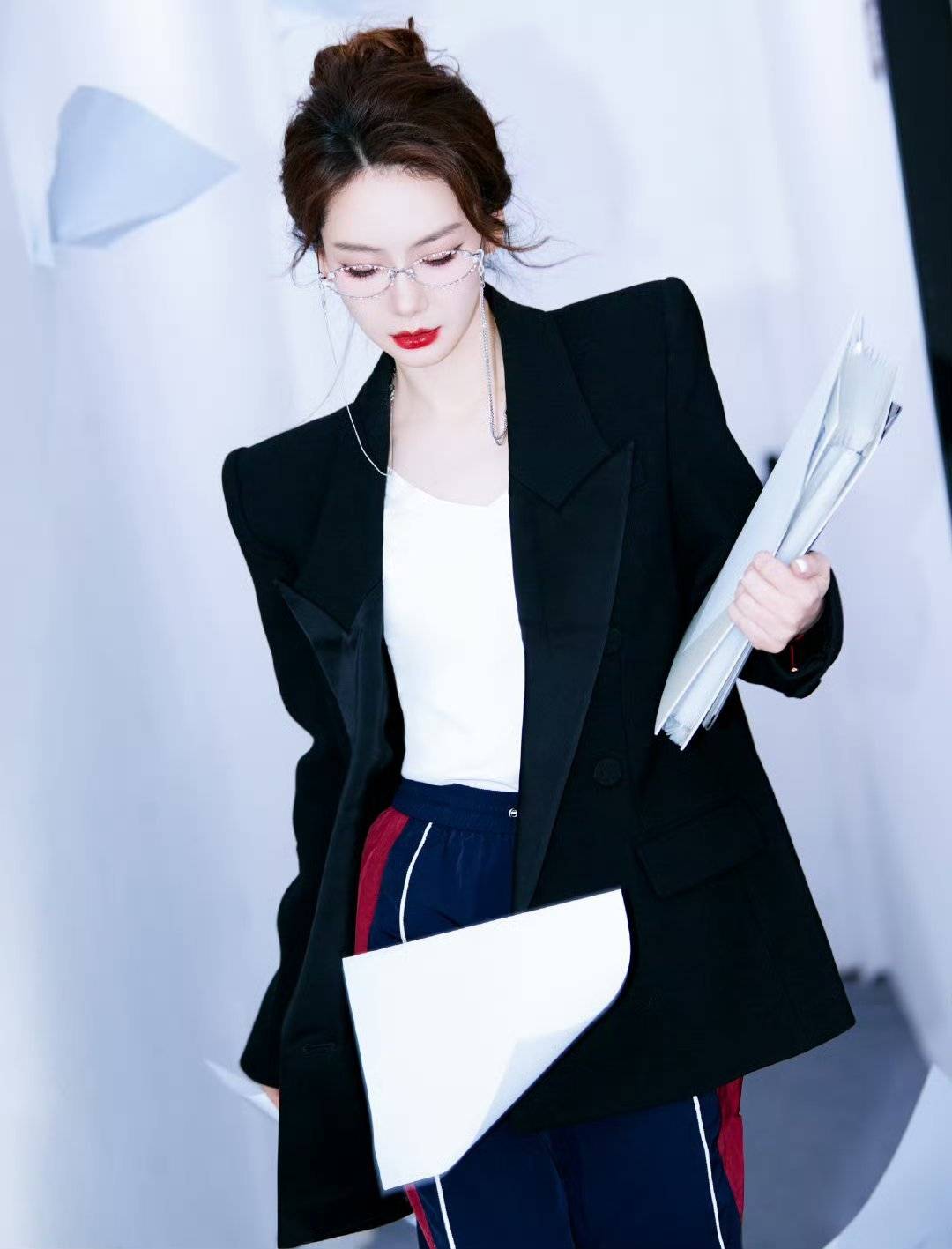 戚薇身穿黑色套装化身冷艳御姐 戴银框眼镜高智感满满