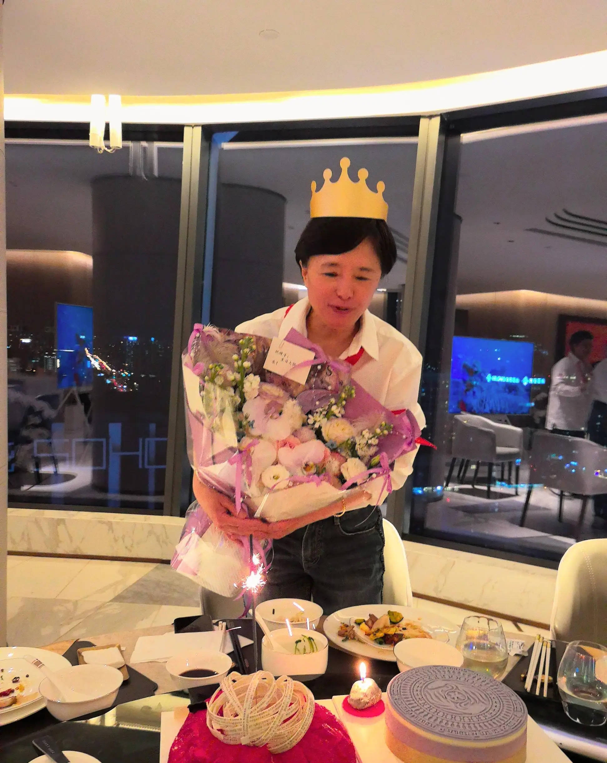 杨幂妈妈61岁生日照曝光 白衬衣配红领巾显年轻