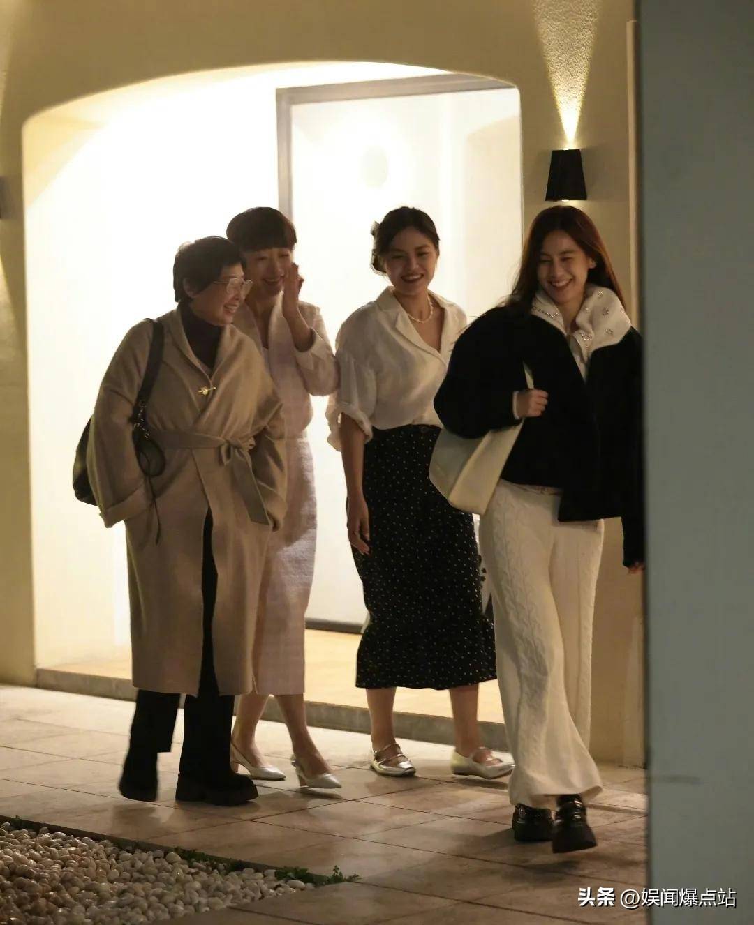 原创            黄圣依携73岁美妈亮相新综艺！染黑发、妆容精致，状态似50！