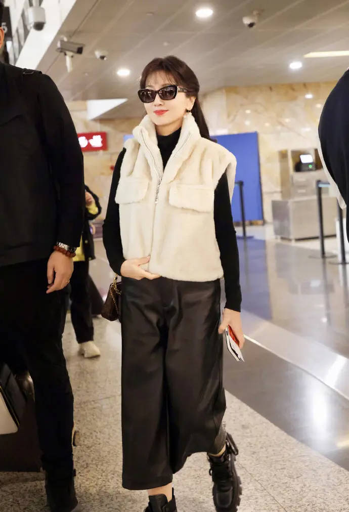 赵雅芝穿毛绒马甲现身机场 搭配黑色皮裤个性时髦