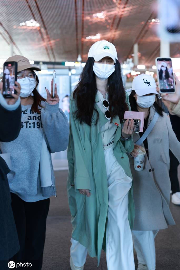 徐艺洋现身北京机场 绿色风衣清新靓丽