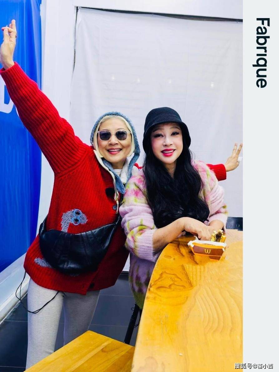 原创            74岁“刘晓庆”又扮嫩成功，烫了油画卷穿粉色毛衣，状态嫩回48岁