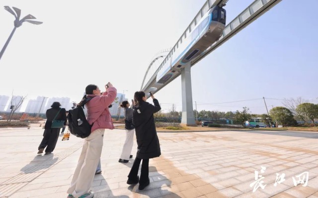 滴!大学生实践团打卡国内首条空轨 体验未来城市交通