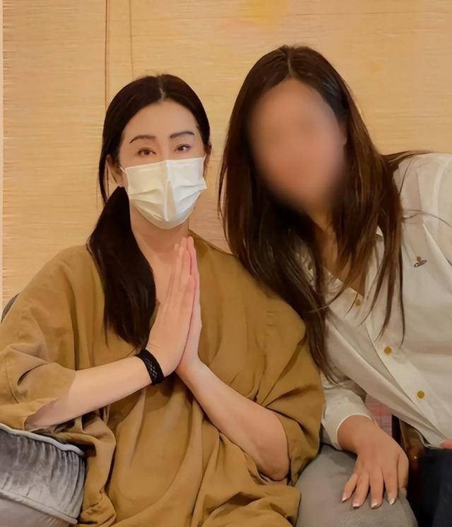 原创            王祖贤亲自为客人做艾灸，神情呆愣，目光无神，客人曝出照片