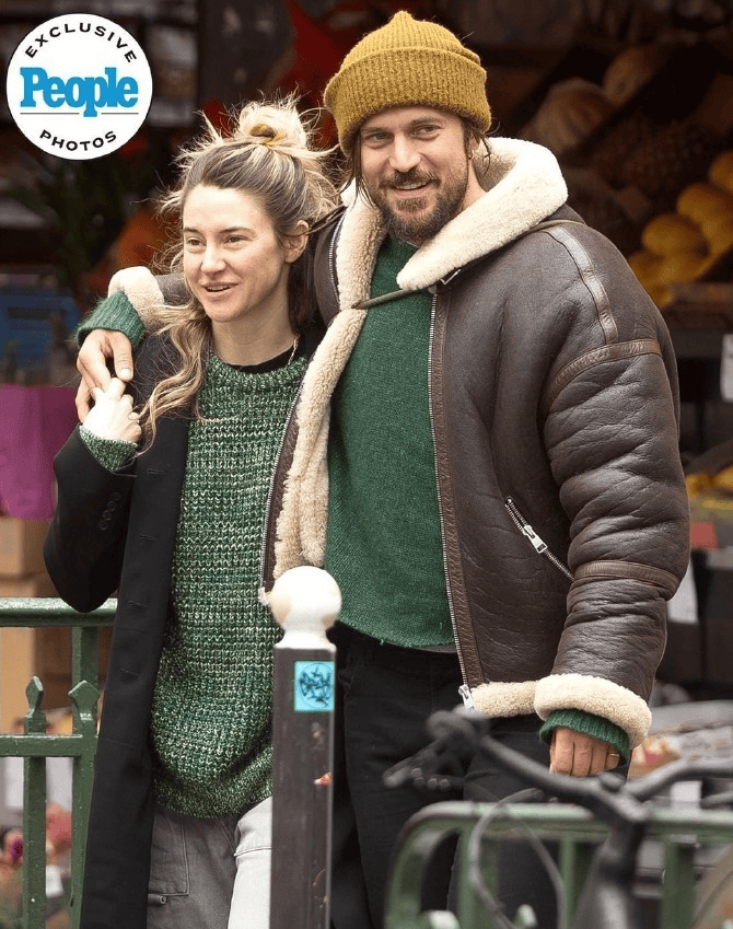 谢琳·伍德蕾新恋情曝光 与新男友牵手同行甜蜜拥抱