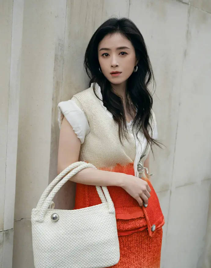 蒋欣春日look穿针织裙好亮眼 身形纤细状态满分
