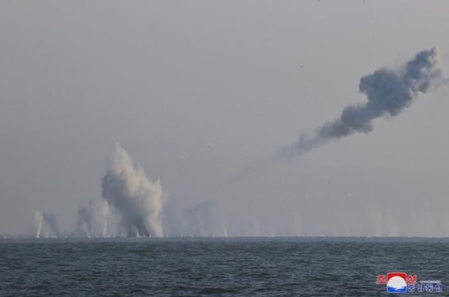 朝鲜试射最新型防空导弹武器系统 金正恩观摩