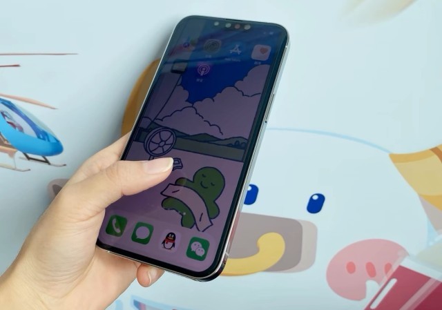 手机防窥膜藏着隐患？眼科医生：或加重视觉疲劳及近视风险