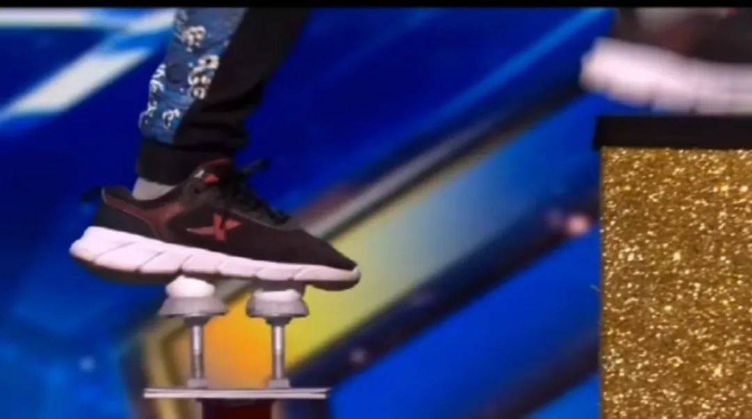 脚踩鸡蛋过蛋桩！广西男子在外国达人秀上表演“轻功”震撼全场！