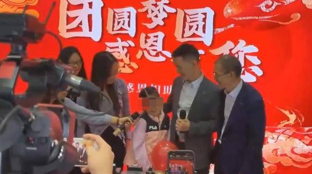 深圳“悬赏千万寻子”父亲办团圆宴，儿子首次公开露面