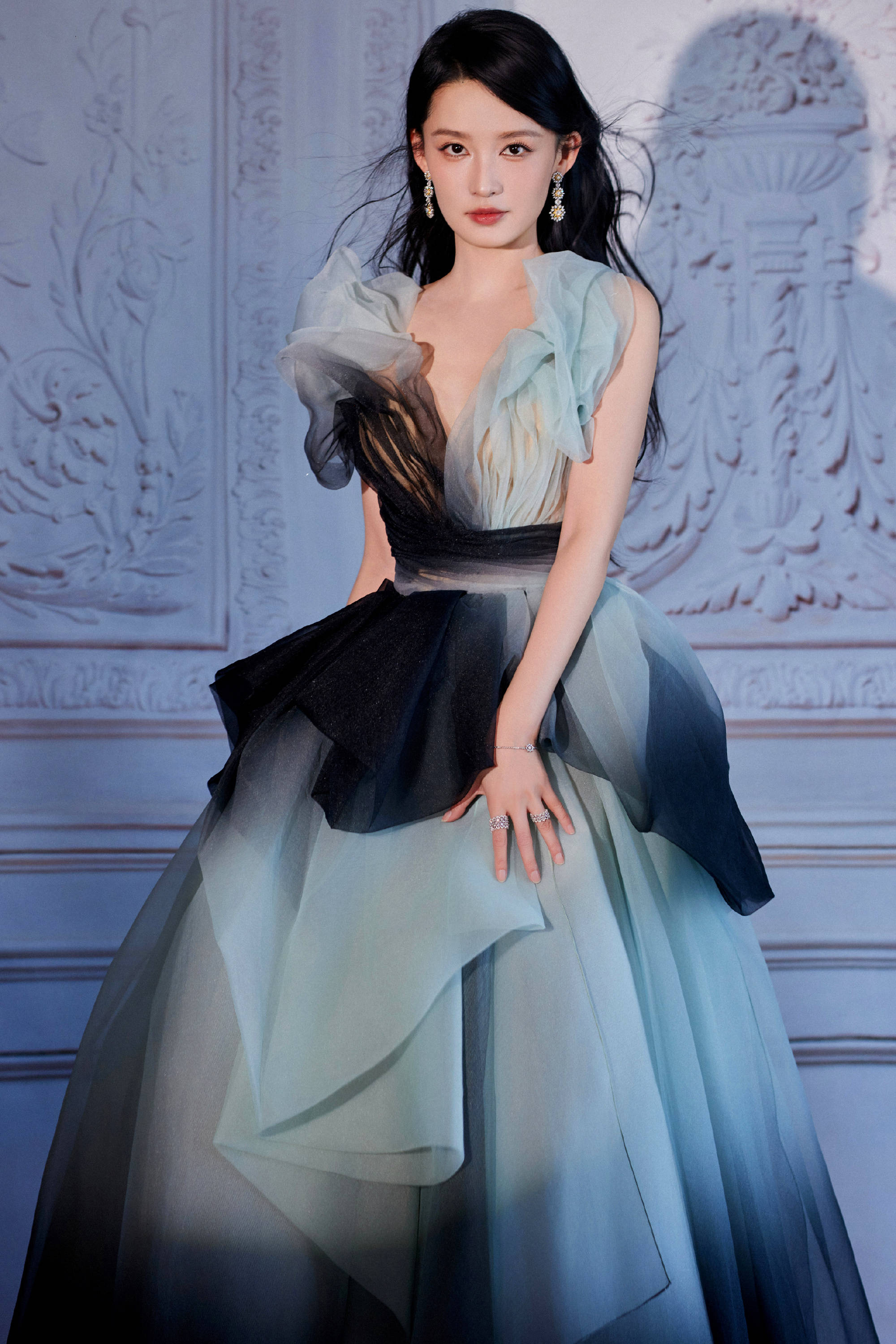 李沁穿墨染礼服诠释中式时尚 举手投足间满是文艺范