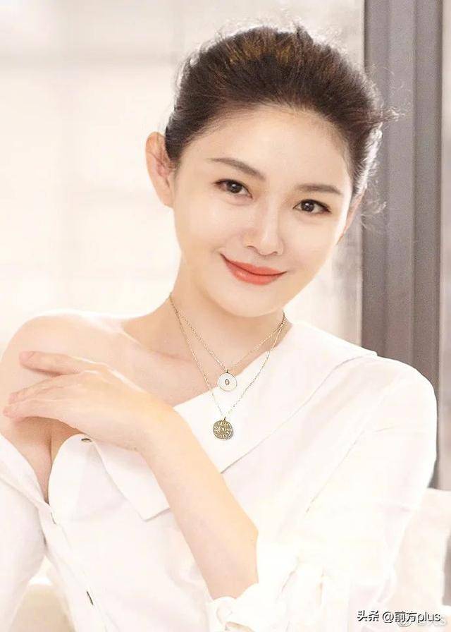 大S今日下葬，具俊晔一身黑衣哭着捧骨灰送行，汪小菲未现身