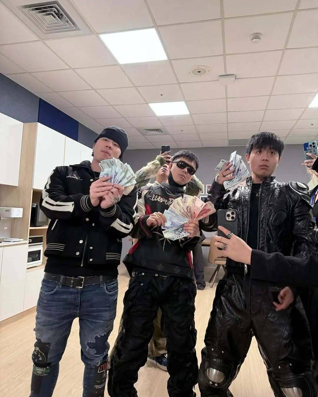 五人组成员最新合影！