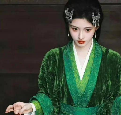 原创            鞠婧祎有种母仪天下的风范！古装造型美得让人窒息