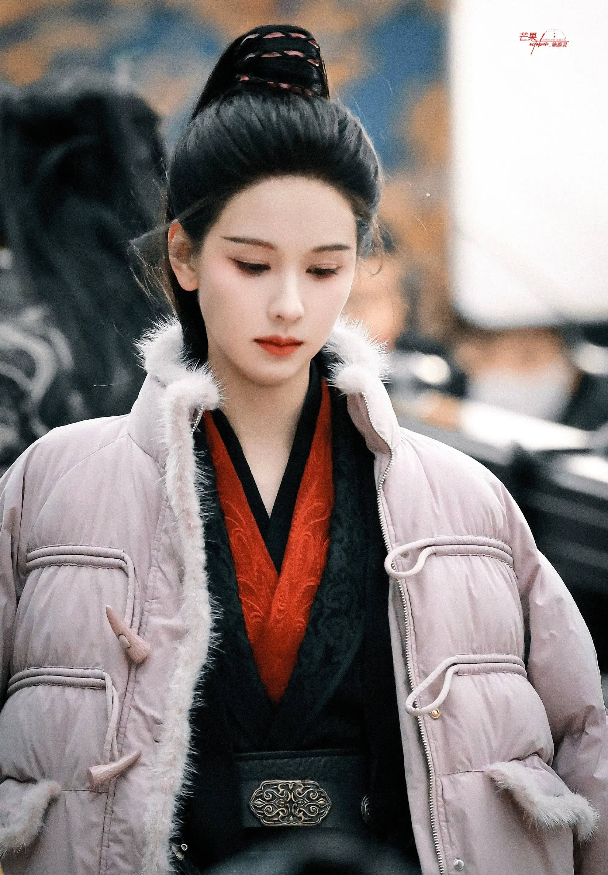 陈都灵高马尾发型干练有力 单手宝剑尽显飒爽英姿