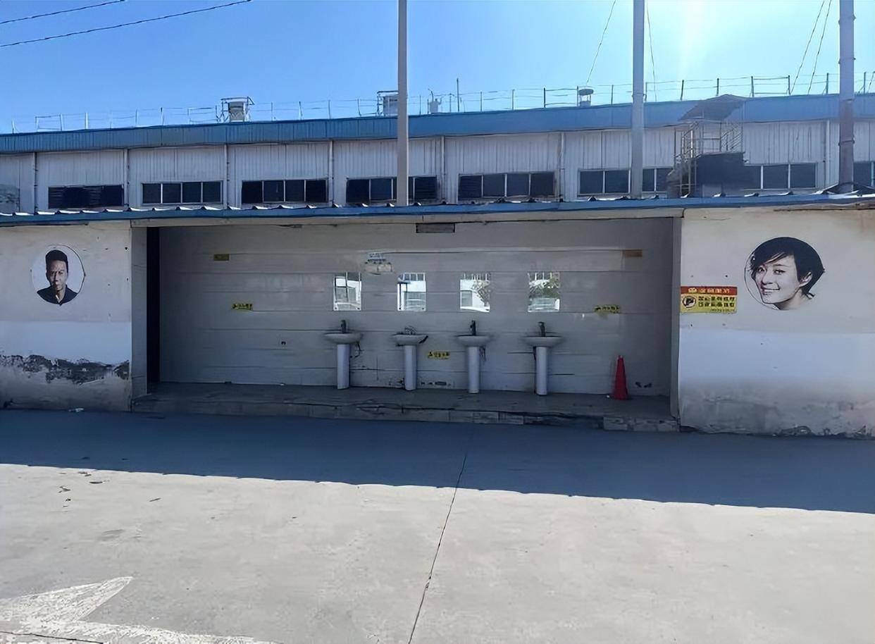 潮评丨明星头像被用作卫生间标识，梗不是这么玩的