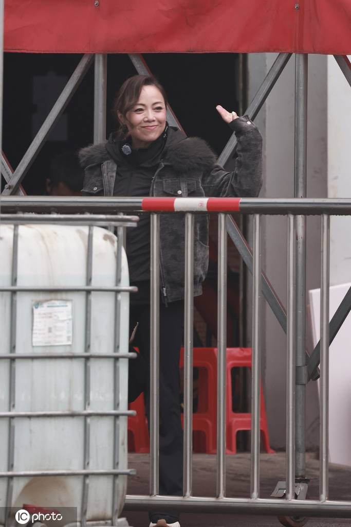 邓萃雯《浪姐6》上班路透 深色look简约大方