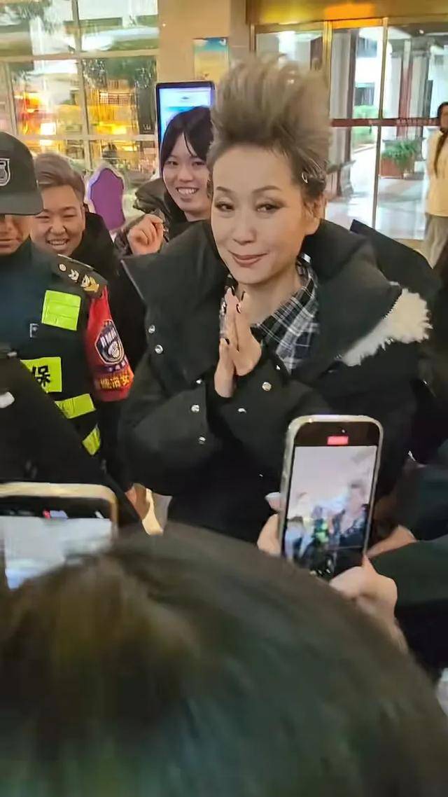 叶童参加《浪姐6》，扫把头引热议，得罪发型师还是致敬梅艳芳？