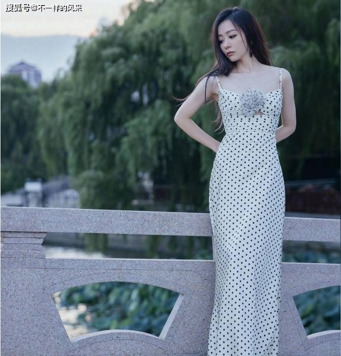张靓颖终于不再胡闹了,身穿斑点吊带连衣裙尽显少妇风姿!