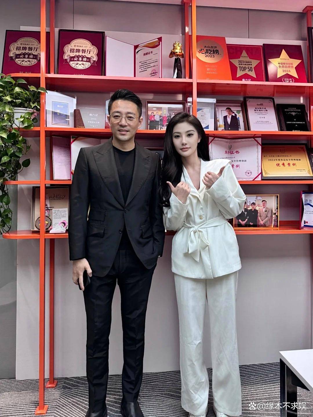 原创            汪小菲亮相麻六记意气风发，和美女网红合影，女方曝其和马筱梅真实感情！