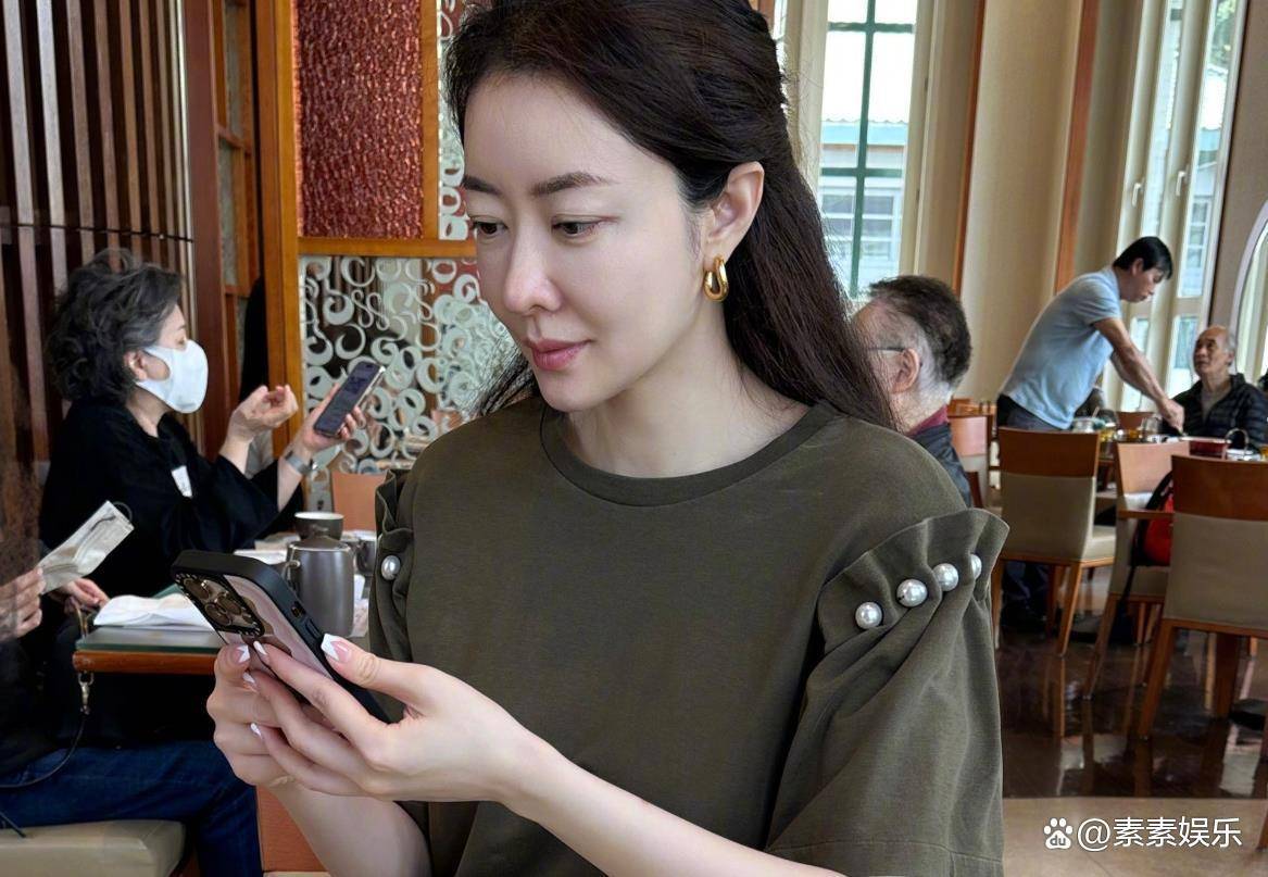 原创            44岁熊黛林被老公偷拍,素颜照片引热议,幸福状态羡煞旁人!