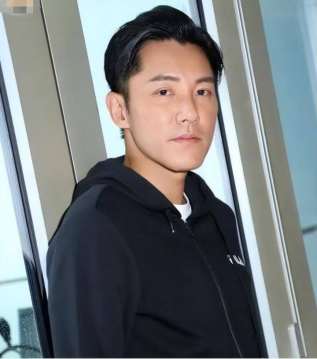 张颕康一家出行，当街教育小儿子，自曝曾被下药，被老婆怀疑不忠