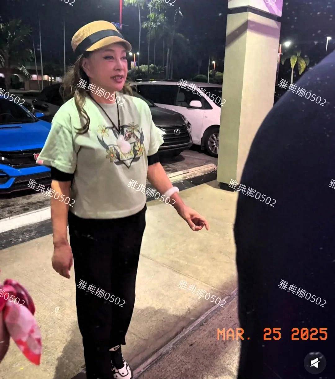 原创            刘晓庆真的很有活力身材匀称腿很细气色红润神采奕奕一点不像74岁