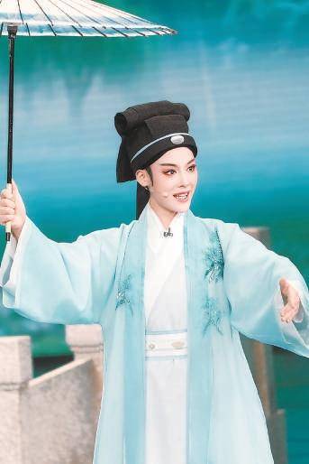 “女扮男装”：从地下到台前